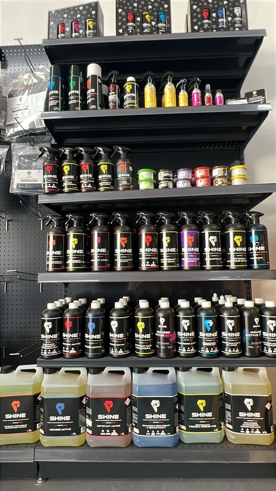Rayons de produits d'entretien automobile et de flacons pulvérisateurs dans une allée de magasin