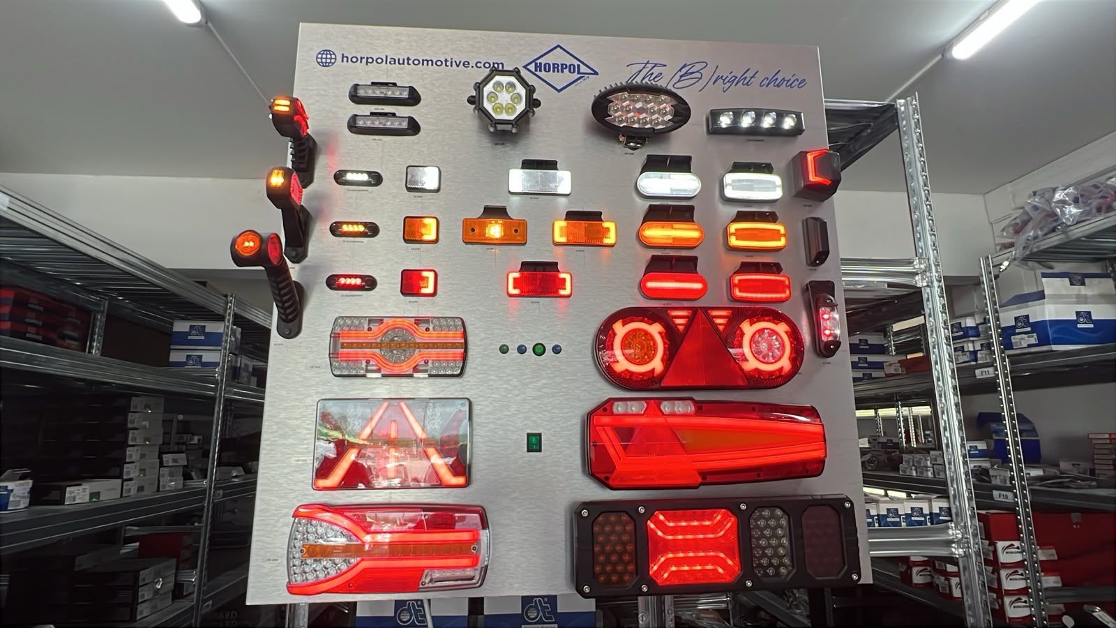 Toit noir d'un véhicule tout-terrain avec une barre lumineuse LED rectangulaire sur fond de ciel bleu