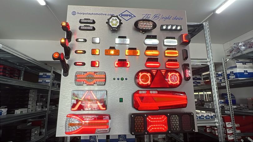 Gros plan sur un phare de voiture avec feux de jour à LED ambrés sur un véhicule noir