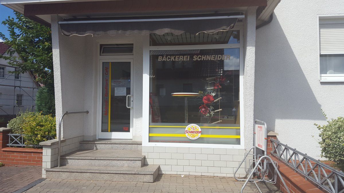 Bäckerei frontal von außen mit der Aufschrift Bäckerei Schneider