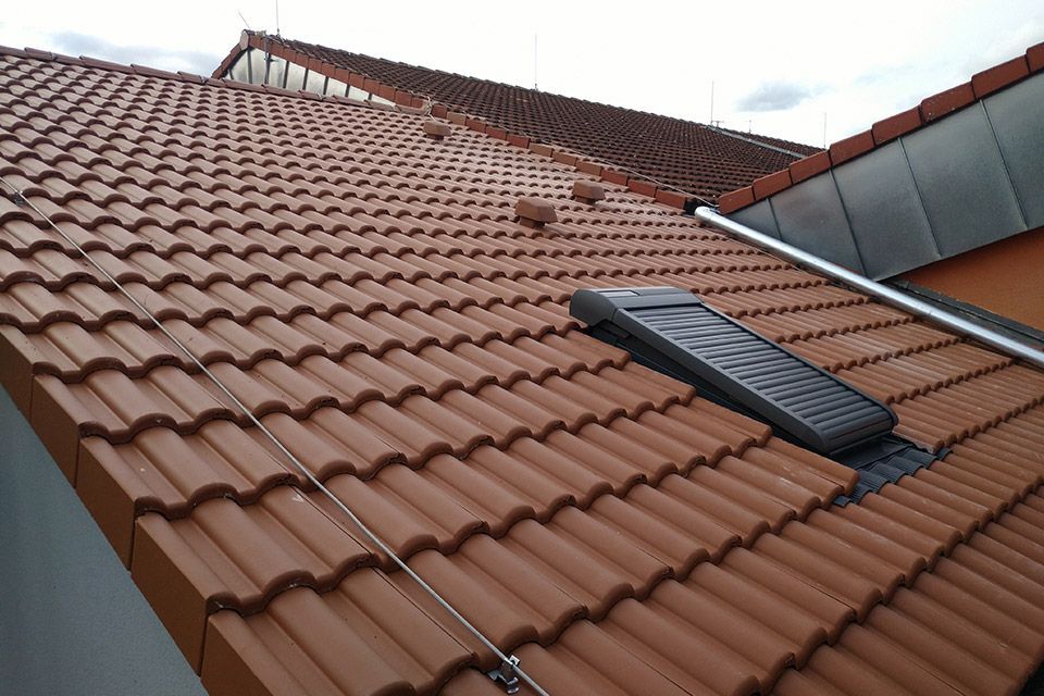 Dach mit Dachfenster, gefertigt von Bautechnik & Holzbau Schiffer