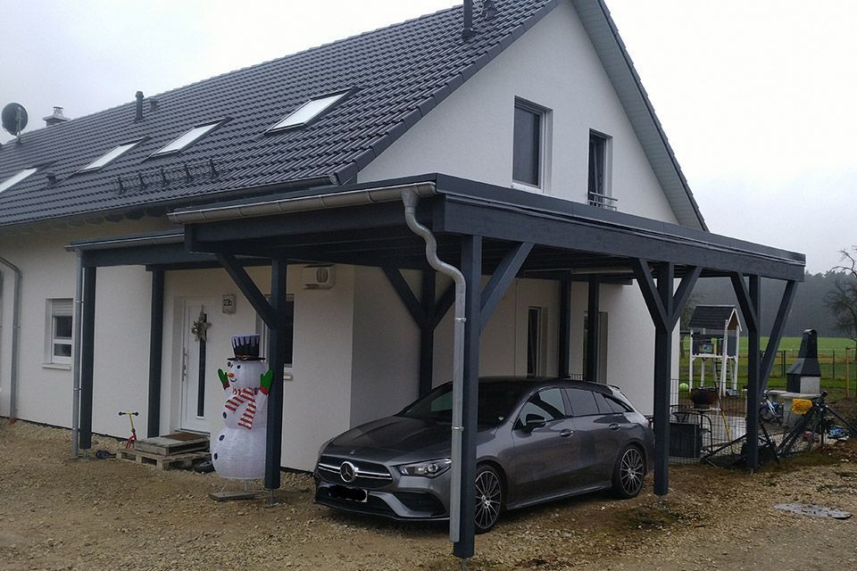 Fertiges Haus mit Carport, gefertigt von Bautechnik & Holzbau Schiffer
