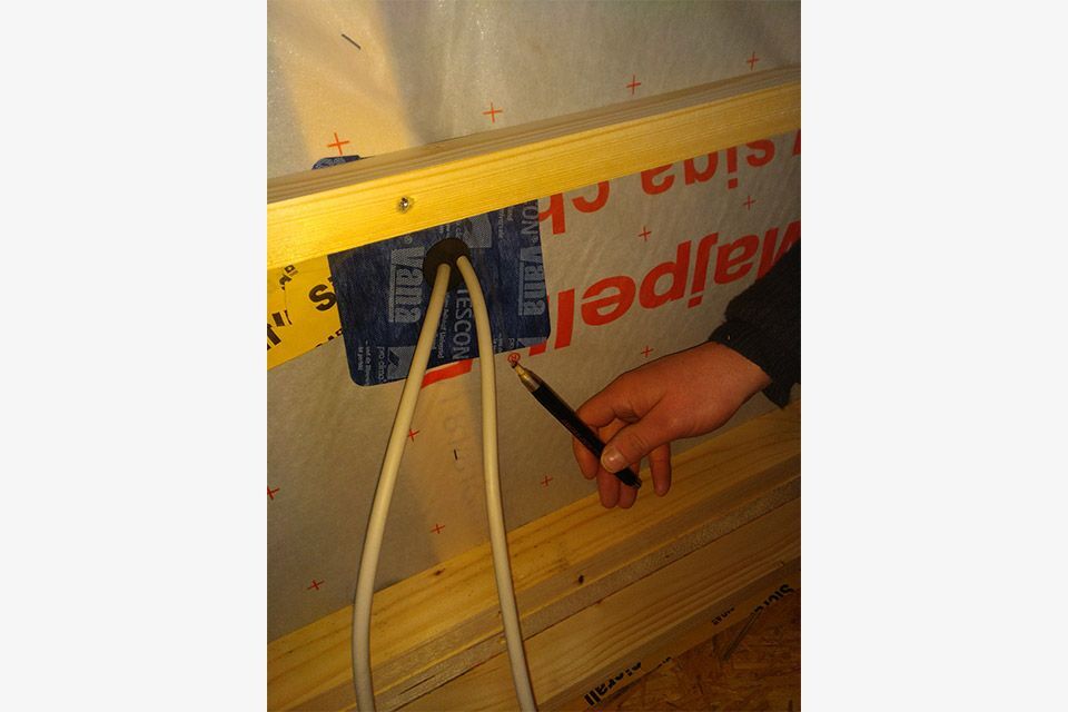 Mitarbeiter von [company_name ] schließt Kabel an