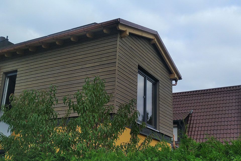 Haus mit Holzverkleidung von Bautechnik & Holzbau Schiffer