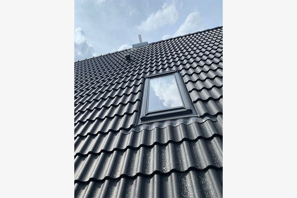 Dach mit Dachfenster von Bautechnik & Holzbau Schiffer