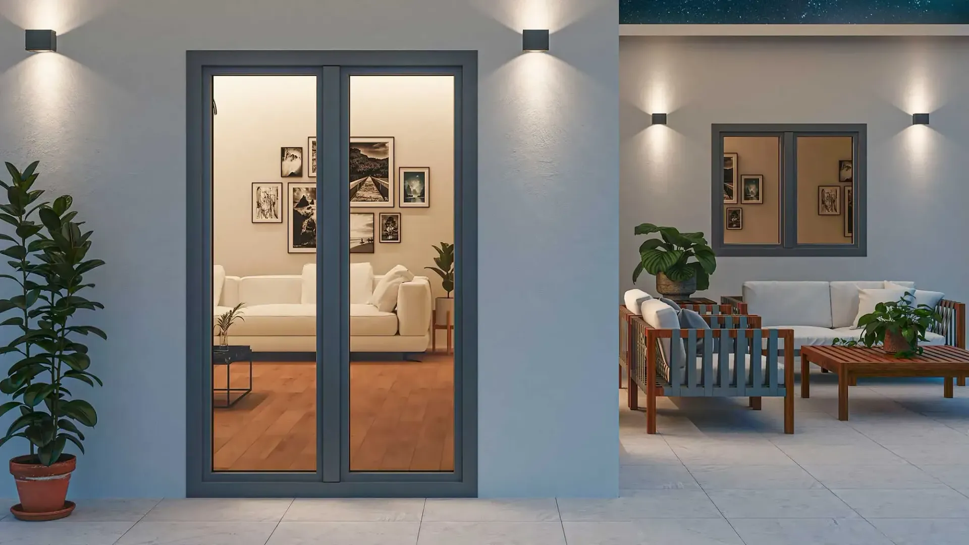 Patio moderno al atardecer con puertas de cristal abiertas, sillas azules, plantas en macetas y luces interiores cálidas.