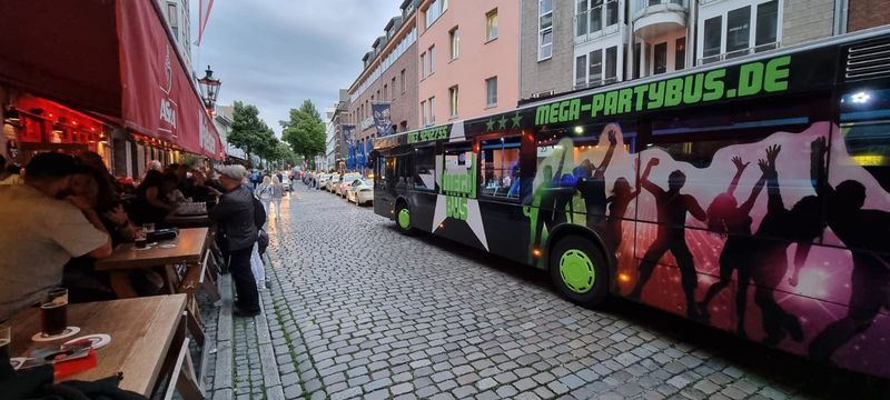 MEGA Partybus
