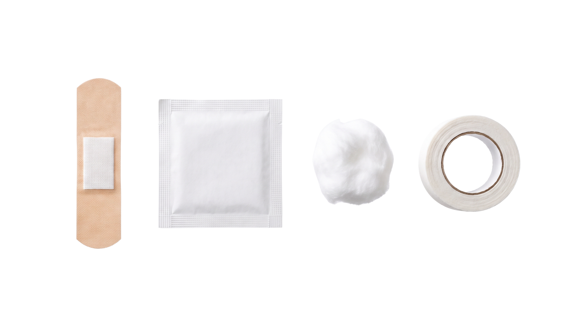 Articles de premiers secours assortis : pansement adhésif, compresse de gaze, coton et ruban adhésif médical sur fond blanc