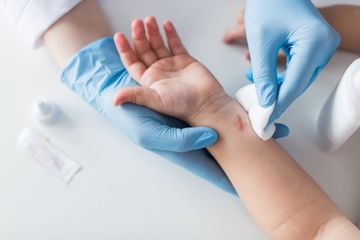 Un infirmier désinfecte et soigne une blessure d'un patient