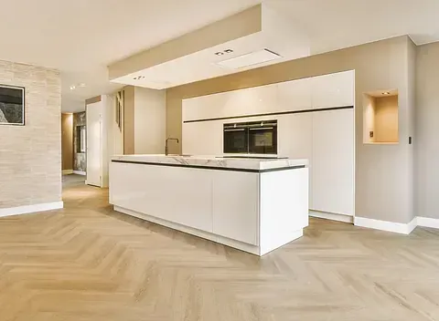 Hay una gran isla en el medio de la cocina.