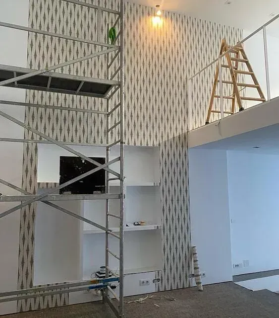 Una habitación con una escalera y un andamio dentro.