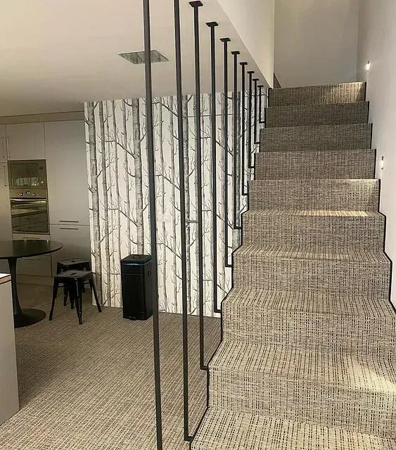Un conjunto de escaleras que conducen al segundo piso de una casa.