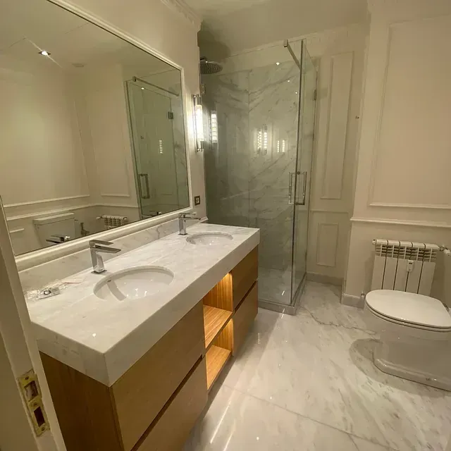 Un baño con dos lavabos, un inodoro y una ducha.