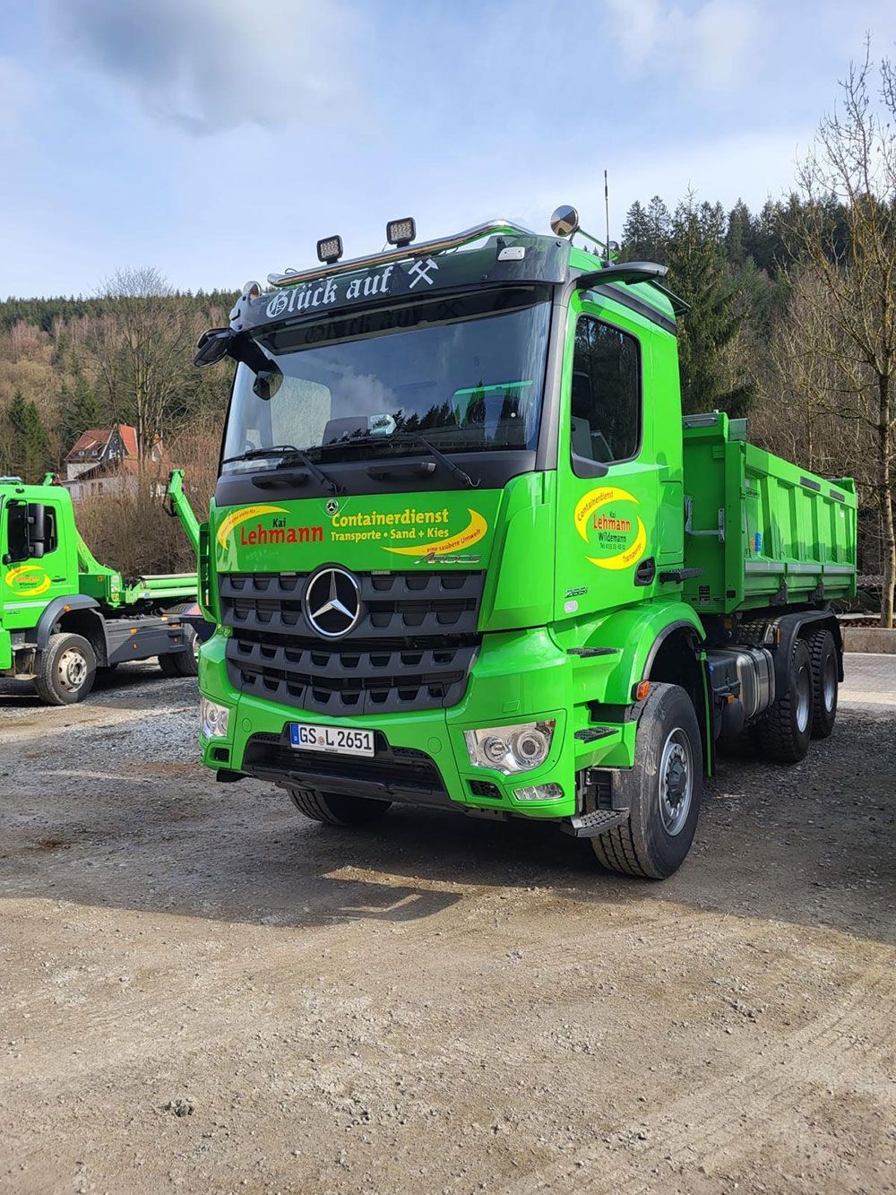 Lkw für Bauarbeiten und Materialtransporte im Harz Containerdienst Lehmann aus Clausthal-Zellerfeld mit modernem Lkw für Bauarbeiten, Erdbewegungen und Baustellenlogistik im Harz.