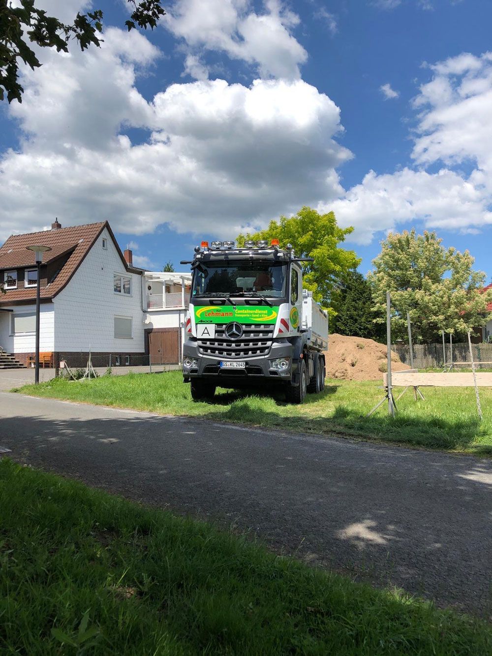 Baustellenservice für Bauprojekte im Harz Lkw von Containerdienst Lehmann bei Bauarbeiten auf einer Baustelle in Clausthal-Zellerfeld im Harz.