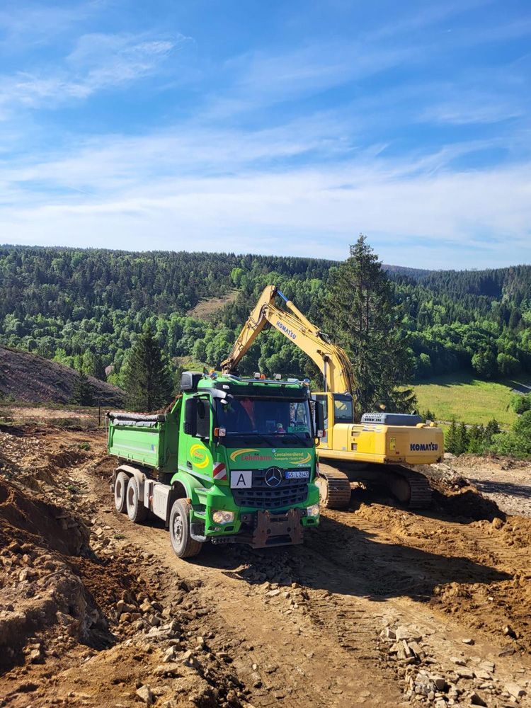 Erdarbeiten für Bauprojekte im Harz Bagger und Lkw bei Erdarbeiten und Baugrubenaushub auf einer Baustelle im Harz