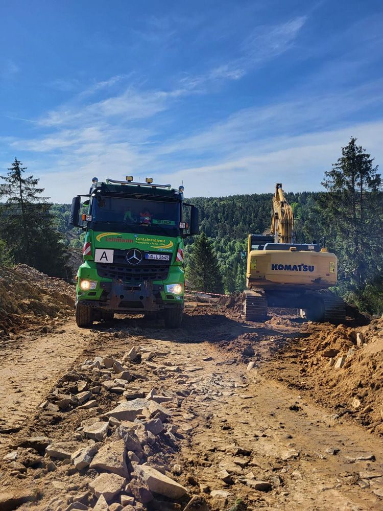 Lkw und Kettenbagger des Containerdienstes Lehmann bei Baggerarbeiten in Clausthal-Zellerfeld im Harz