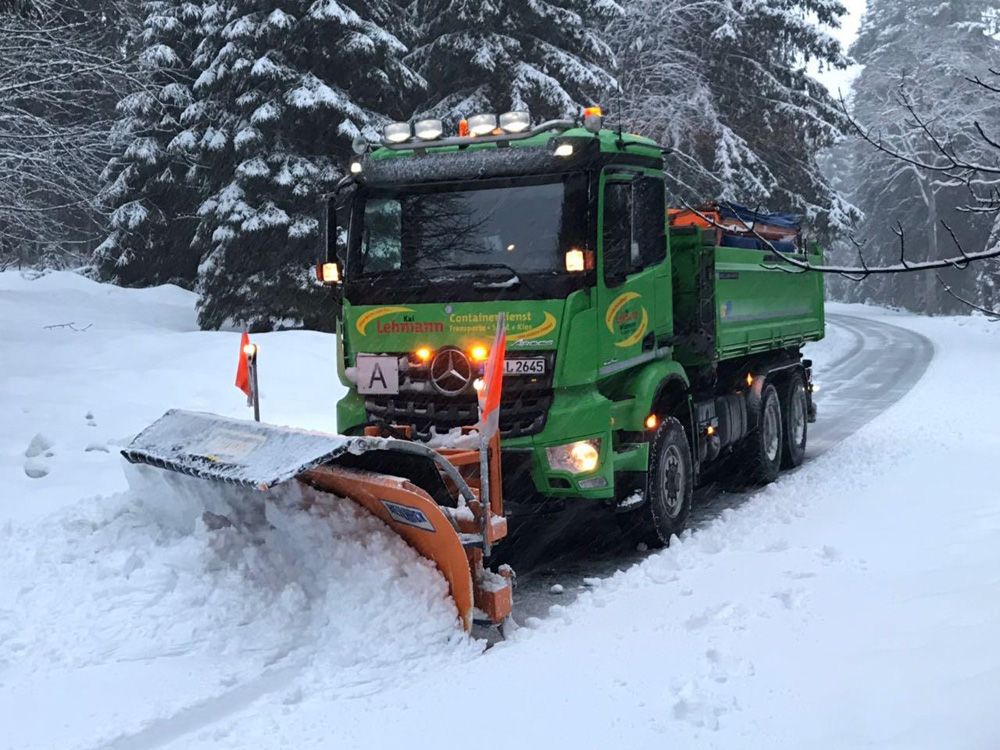 Professionelle Schneeräumung im Harz Schneepflug von Containerdienst Lehmann bei der Schneeräumung im Harz