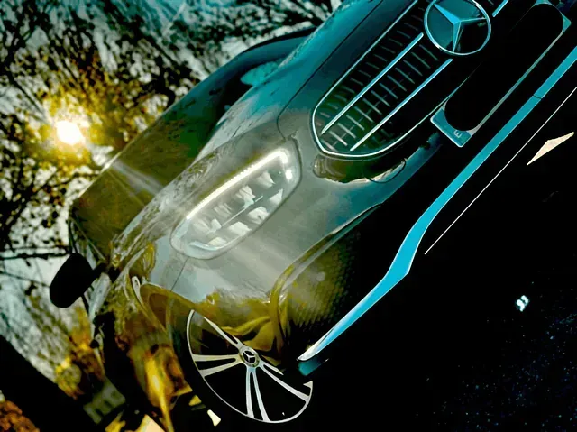 Coche Mercedes-Benz de color negro, faros brillantes, brillando, al aire libre.