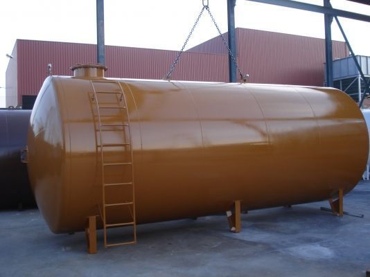 Un gran tanque marrón con una escalera adjunta.