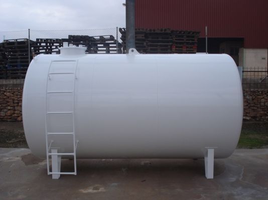 Un gran tanque blanco con una escalera adjunta.
