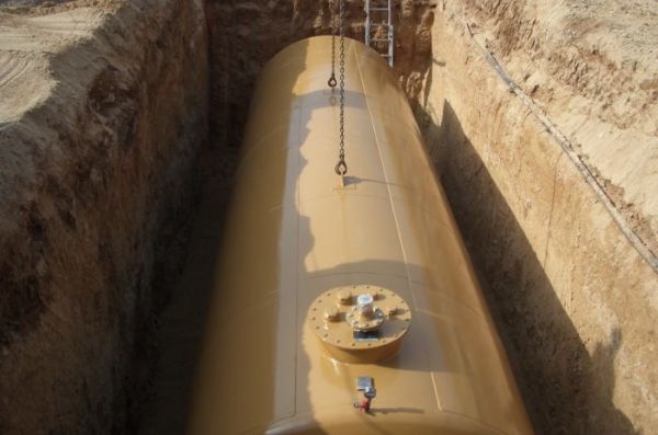Un gran tanque amarillo está sentado en una trinchera.
