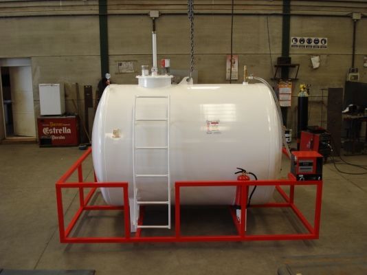 Un gran tanque blanco con una escalera adjunta.