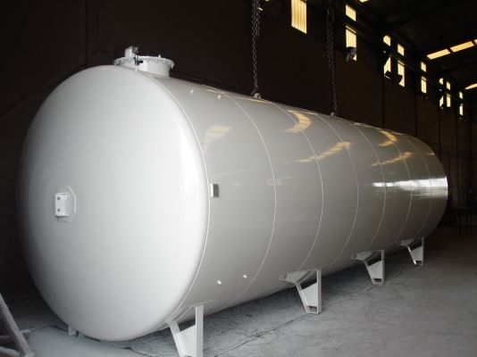 Un gran tanque blanco se encuentra dentro de un edificio.