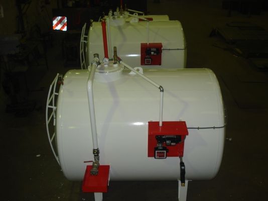 Dos tanques blancos con asas rojas están uno al lado del otro.