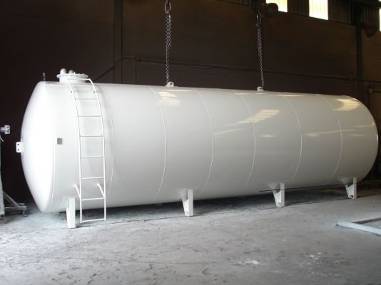 Un gran tanque blanco con una escalera adjunta.