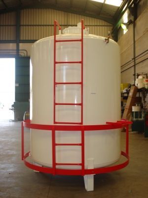 Un gran tanque blanco con una escalera roja adjunta.