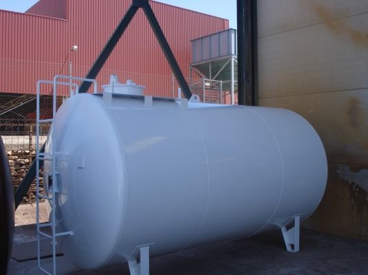 Un gran tanque blanco con una escalera adjunta.