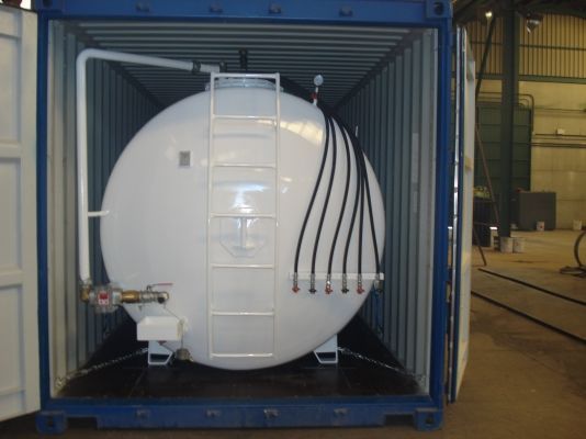 Un gran contenedor blanco con una escalera adjunta.