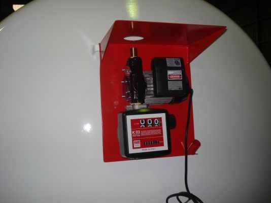 Una caja roja con un medidor de combustible dentro.