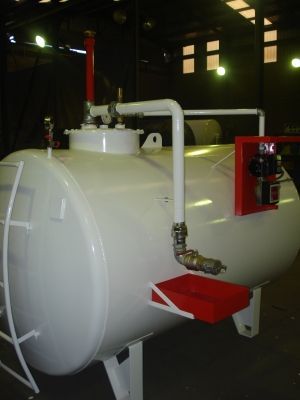 Un gran tanque blanco con una bandeja roja en el costado.