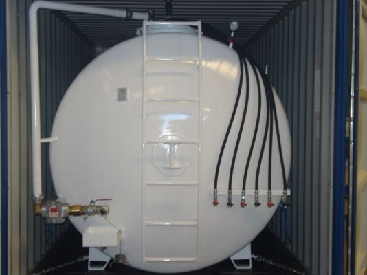 Un gran tanque blanco con una escalera adjunta.