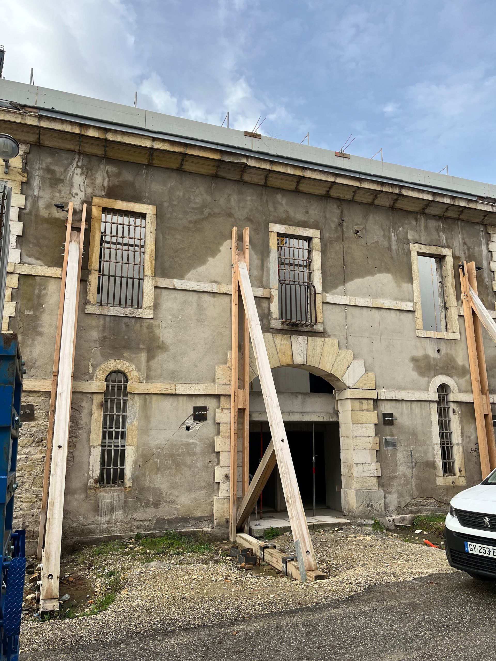 facade de batiment soutenue et conservée pour création d'un immeuble