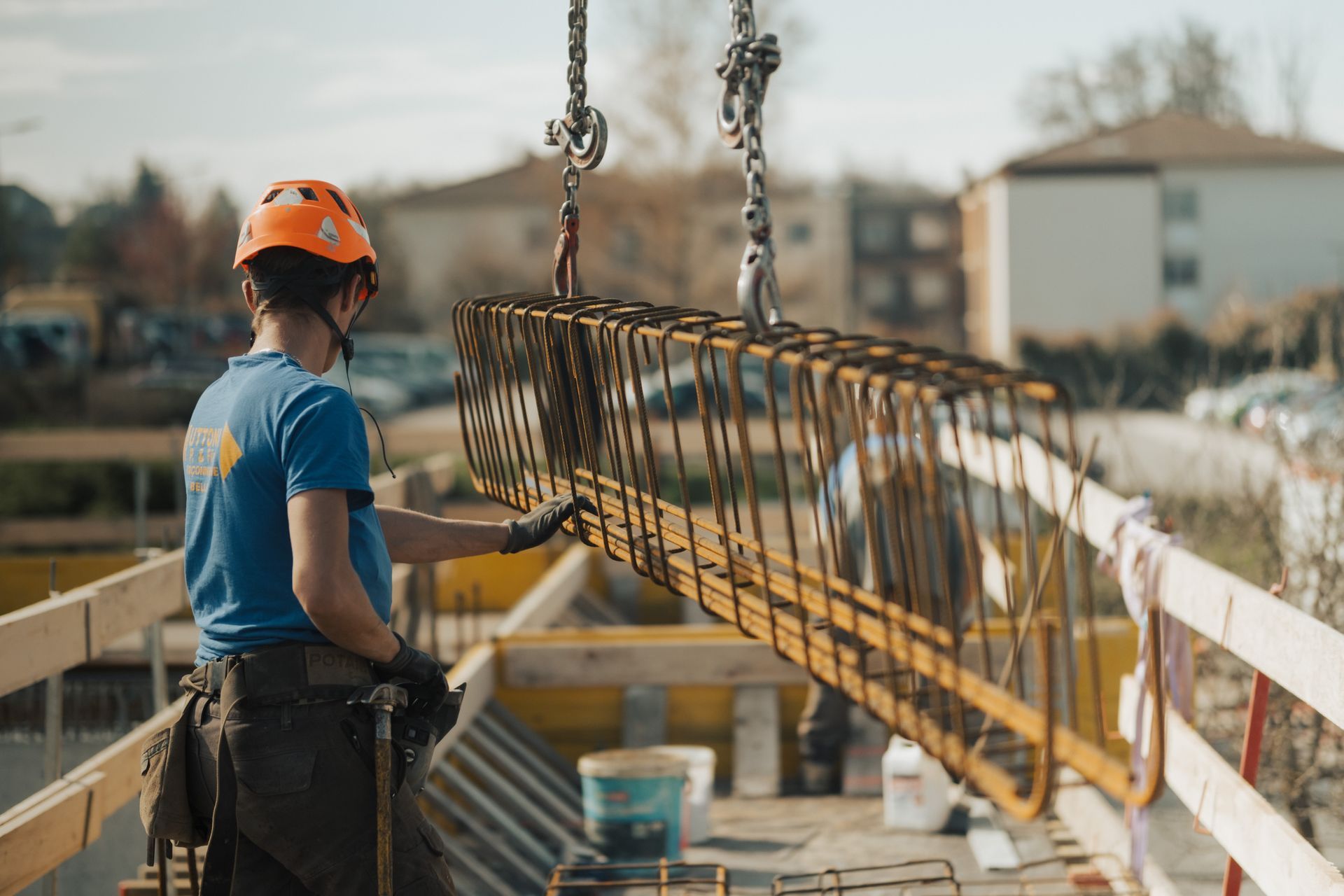 salarié réceptionnant du matériel avec la grue