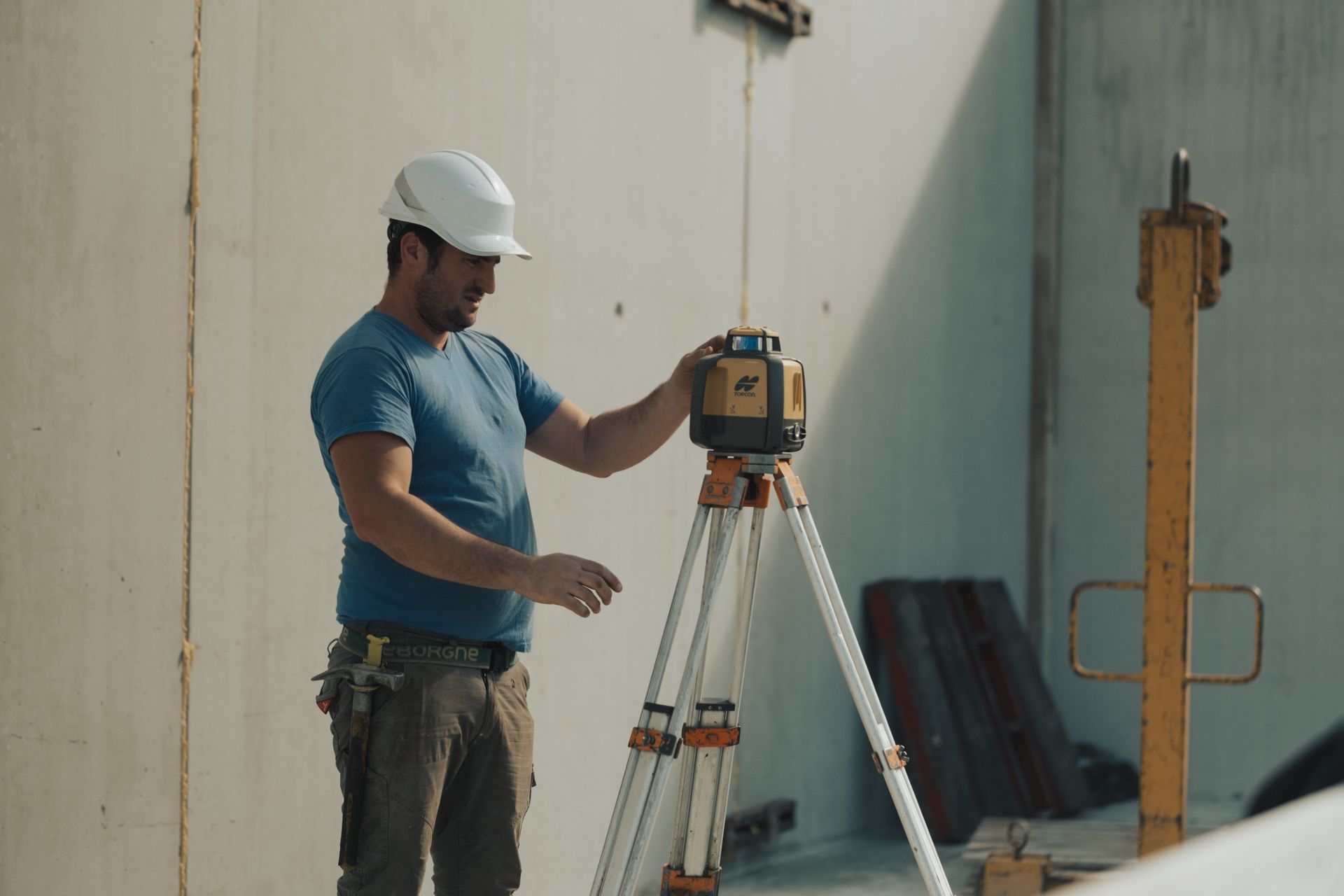 salarié utilisant un laser
