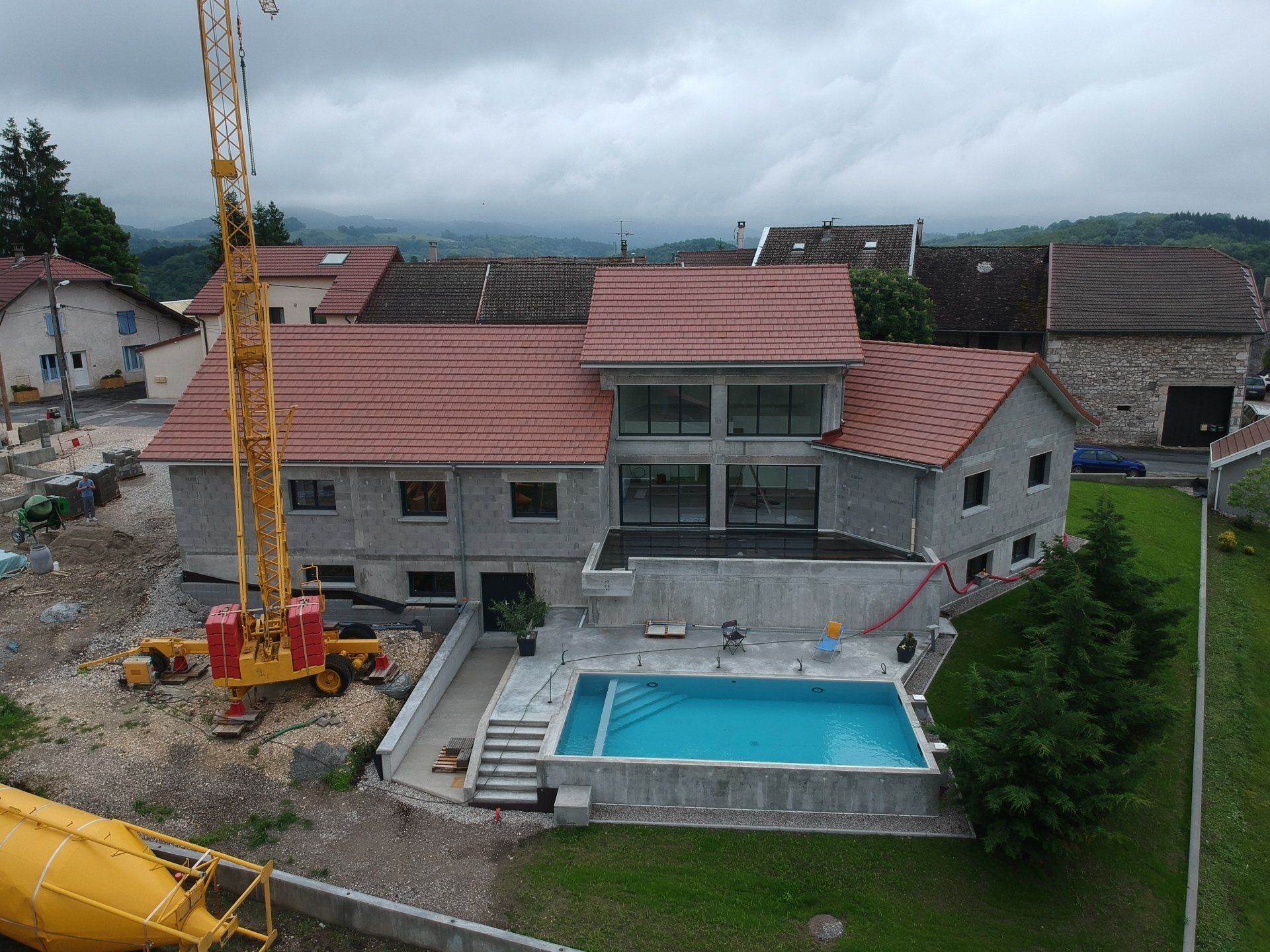 Maison individuelle avec piscine en béton, travaux en cours