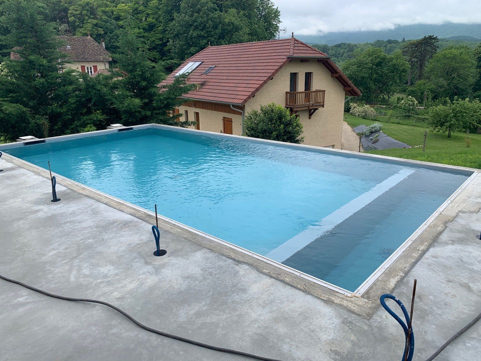 Piscine en béton après mise en eau
