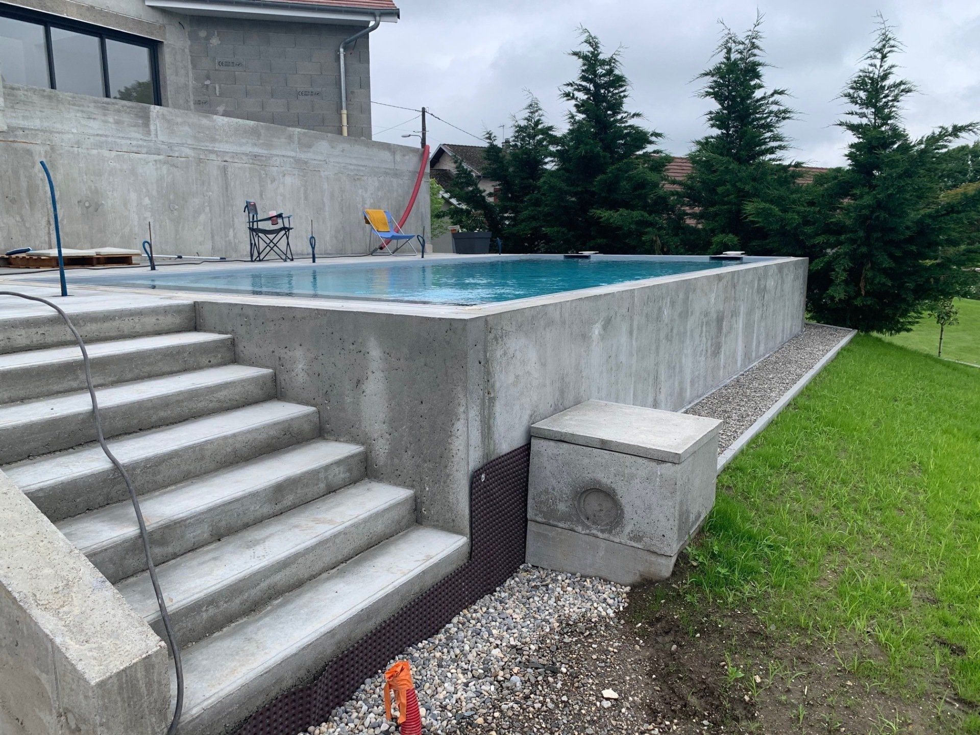 Maison individuelle, vue sur piscine en béton