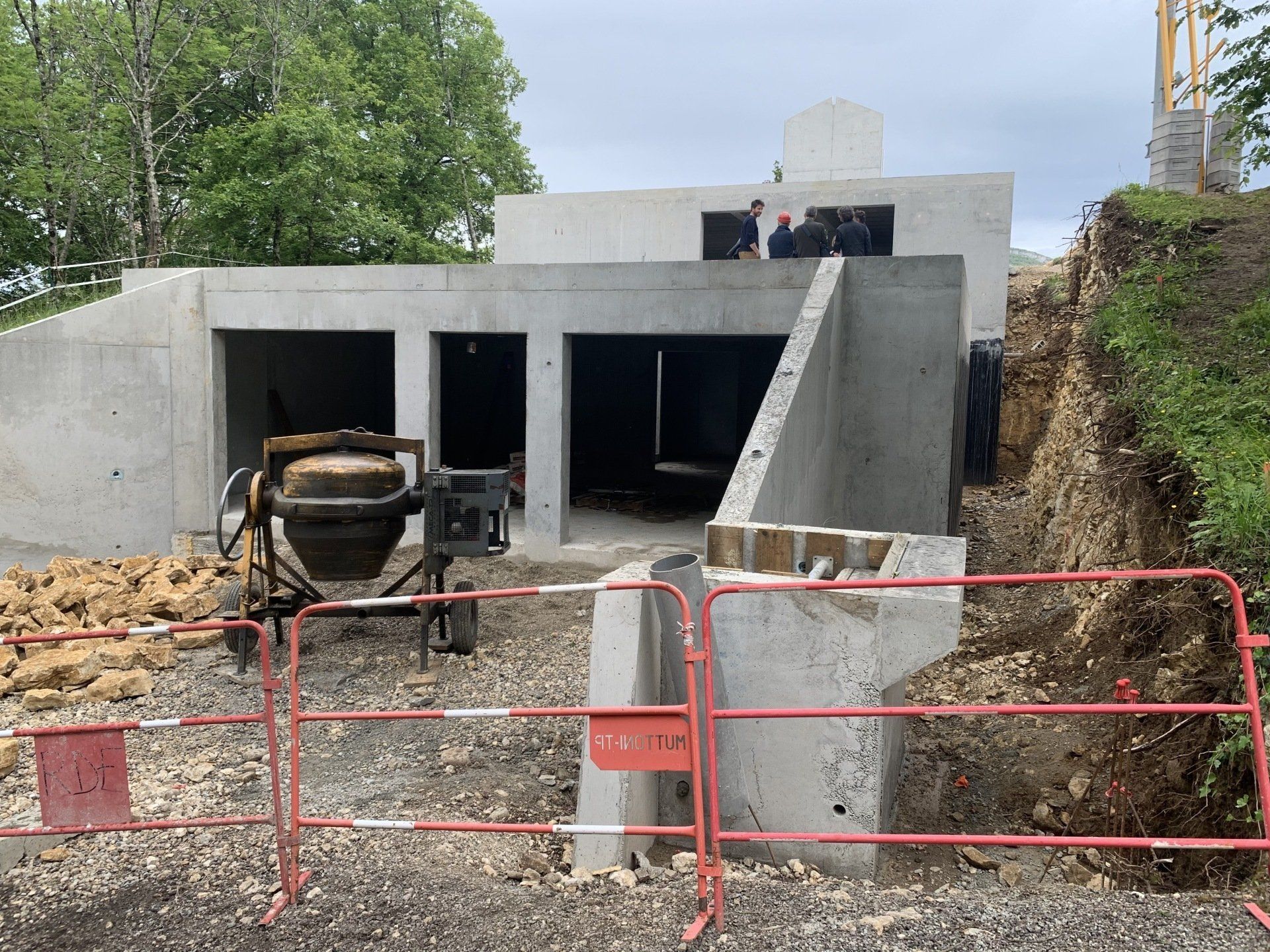 Villa en béton armé, travaux en cours, gros plan sur les murs et la chape