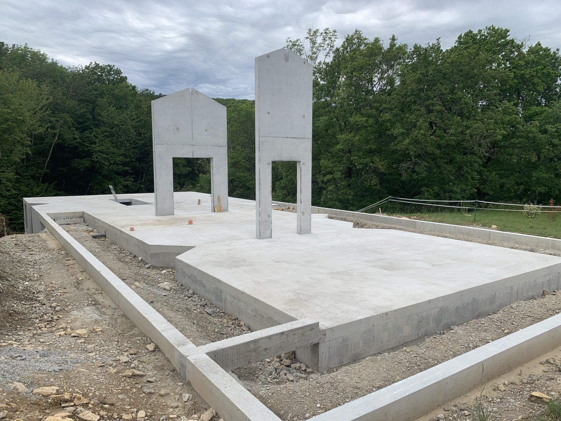 Villa en béton armé, travaux en cours, dressage des murs sur la chape