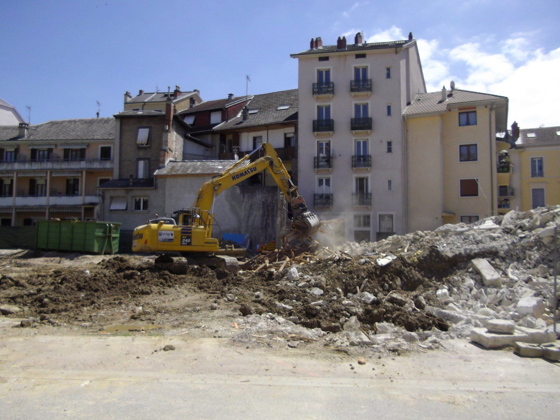 Chantier de démolition mécanique, tractopelle