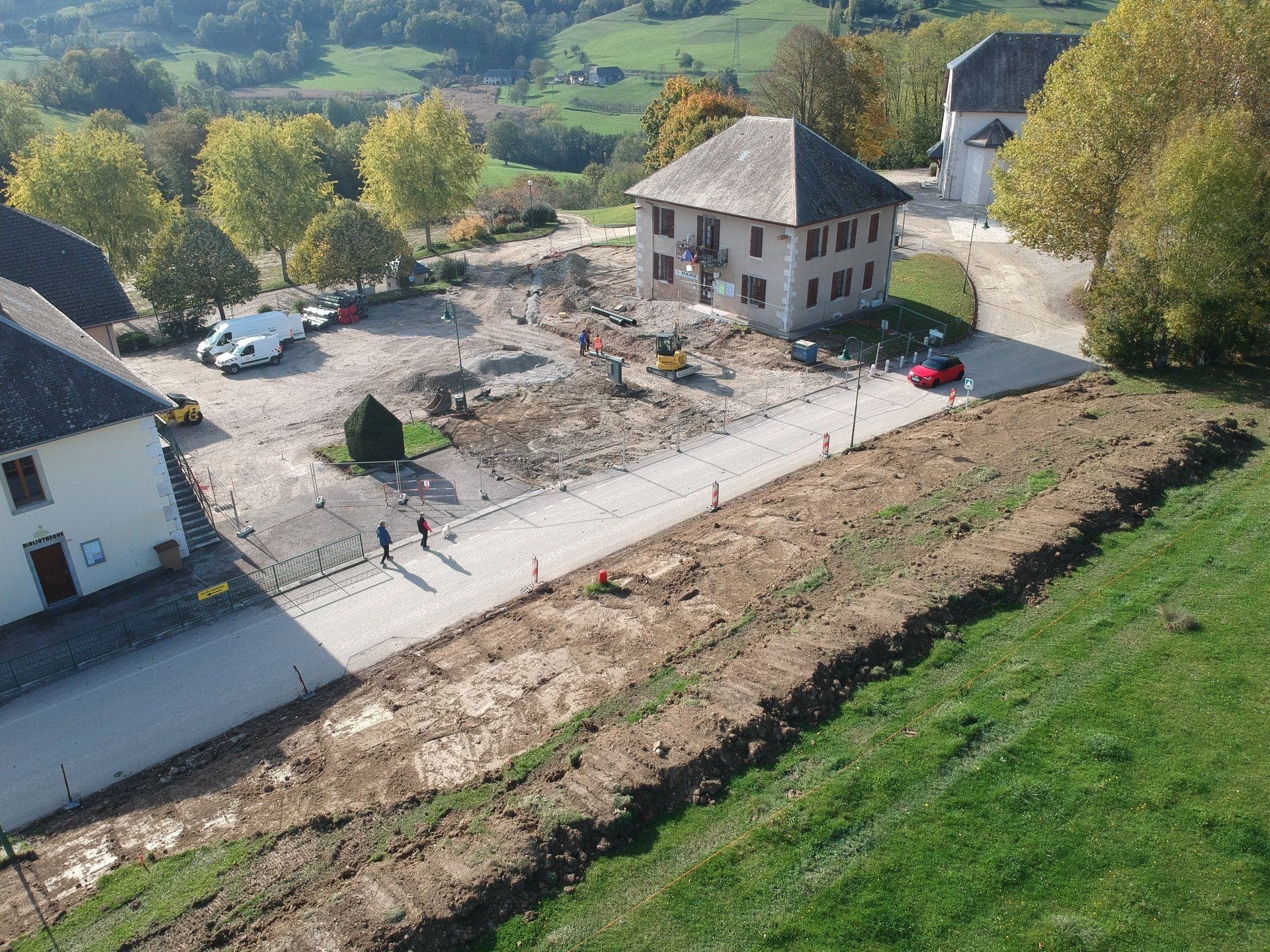 Aménagement de voirie à Moye, début de chantier, vue de la mairie