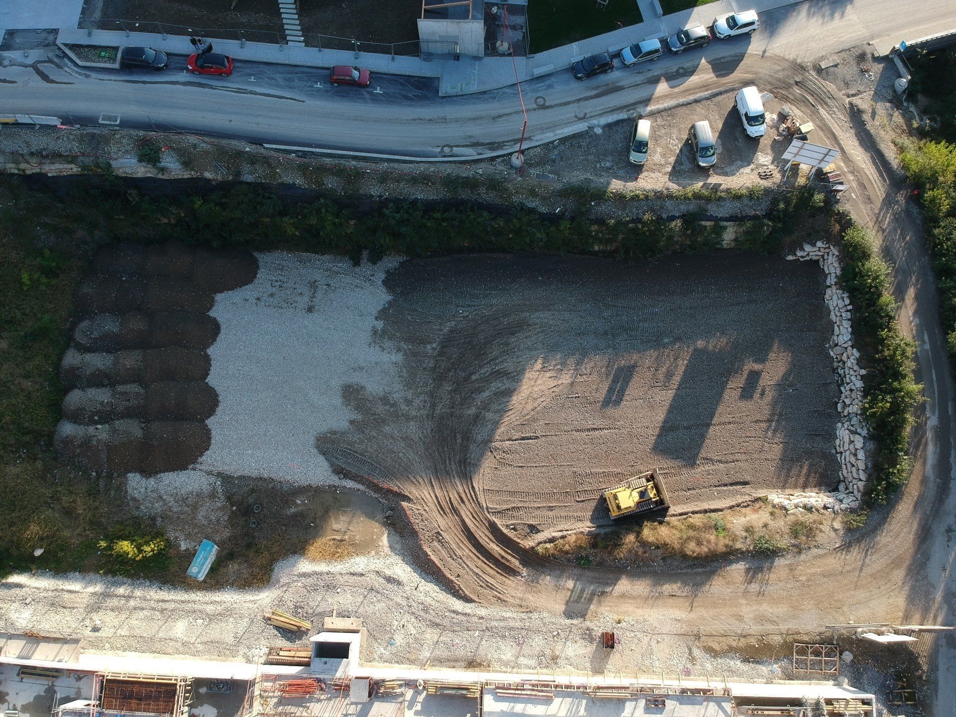Terrassement à Cognin, engin de TP sur de la terre battue, page TP