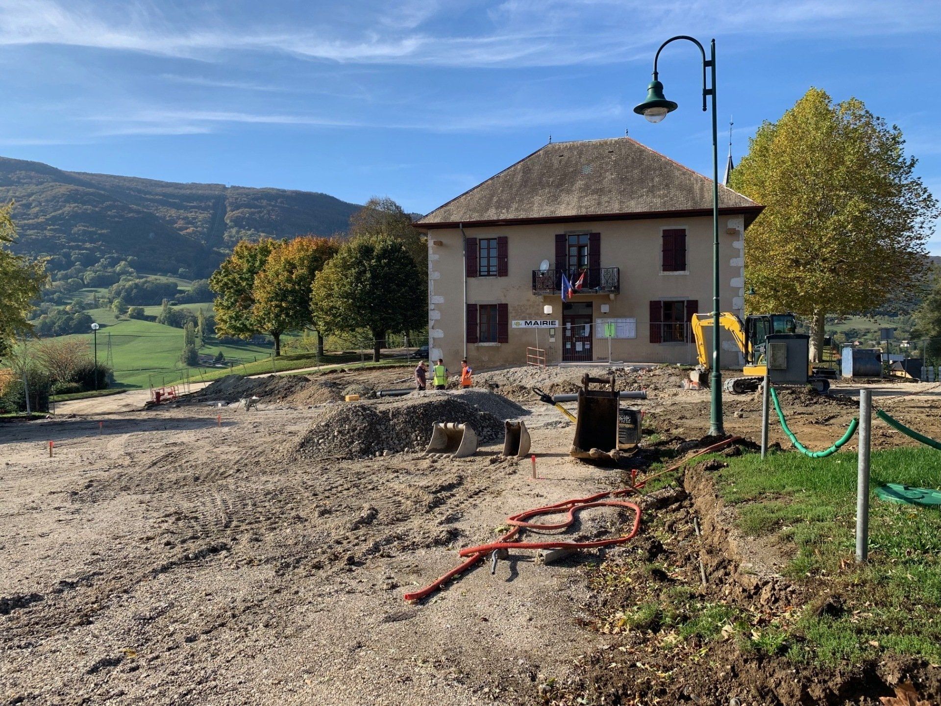 Aménagement de voirie à Moye, mairie en gros plan, travaux en cours