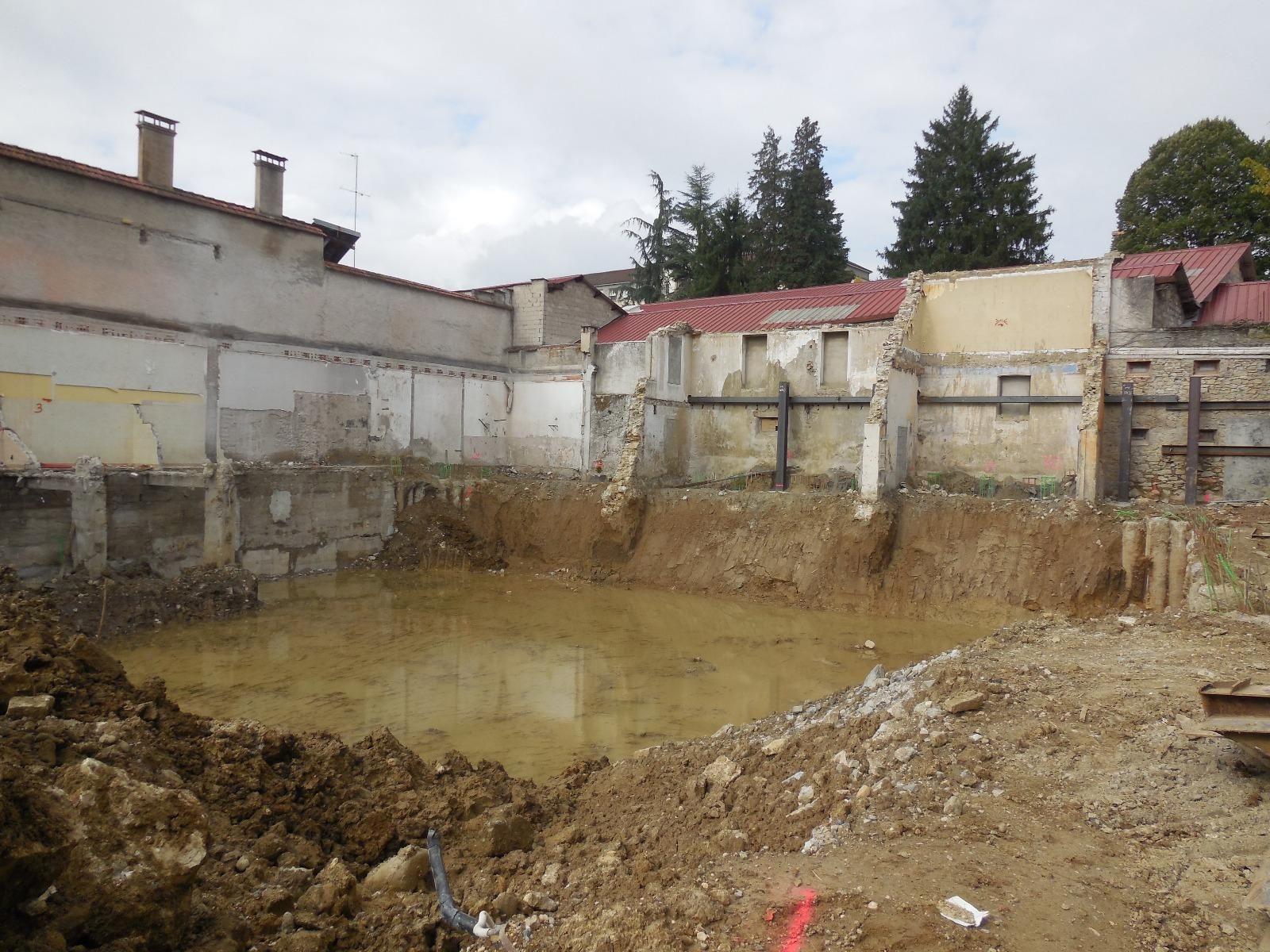 Chantier de démolition, terrain avec réserve d'eau
