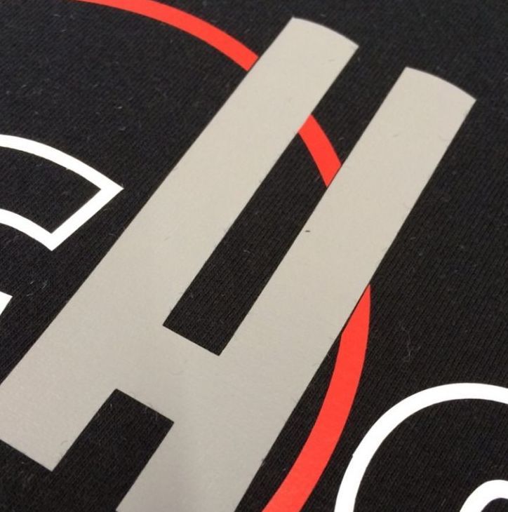 Eine Nahaufnahme des Buchstabens h auf schwarzem Hintergrund